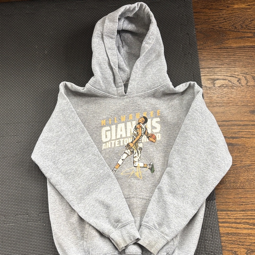 Milwaukee Giannis Antetokounmpo Graphic Hoodie - Gray